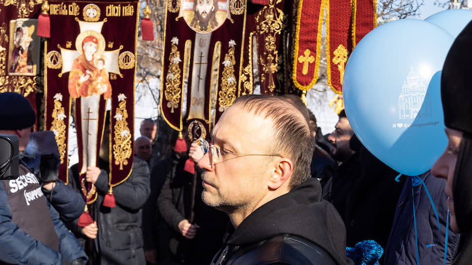 Владелец РМК (инвестор строительства храма святой Екатерины) Игорь Алтушкин во время крестного хода