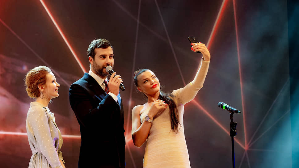 Ведущими премии стали певица Лиза Монеточка (слева) и телеведущий и шоумен Иван Ургант (в центре)