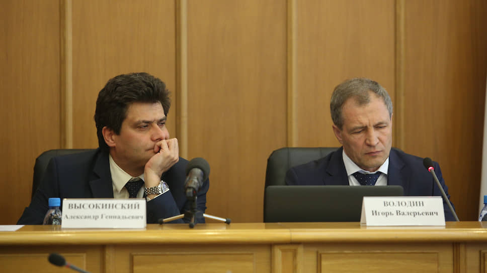 Председатель думы Игорь Володин (справа) лишил мэра  Александра Высокинского (слева) права присваивать почетные звания