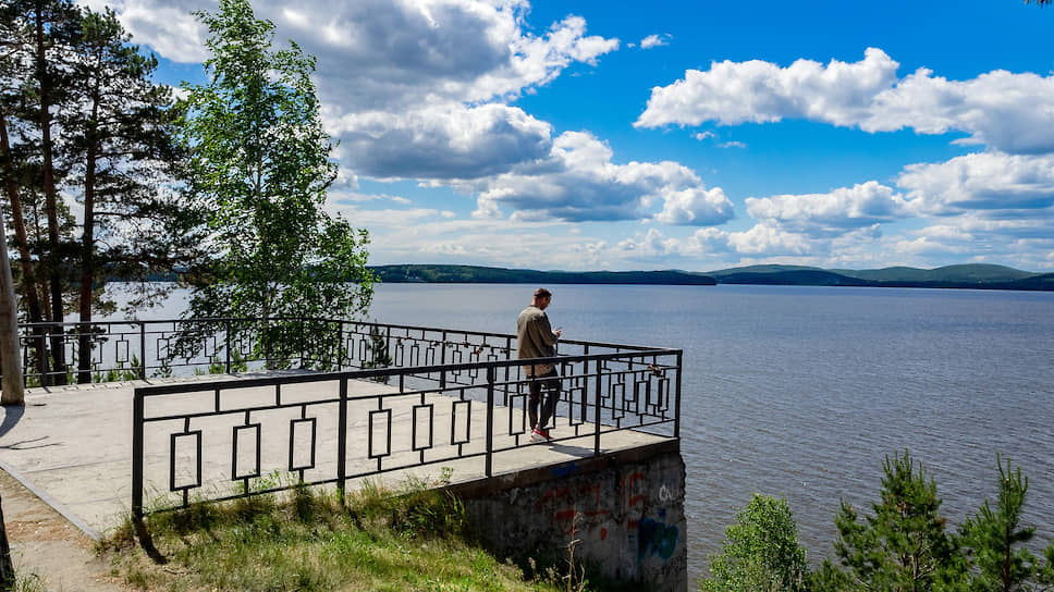 Среднеуральск. Смотровая площадка на берегу озера Исетское
