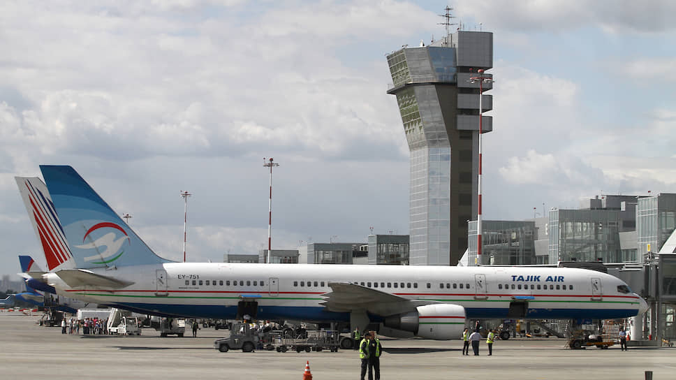 Самолет авиакомпании &quot;Таджикские авиалинии&quot; в аэропорту Кольцово