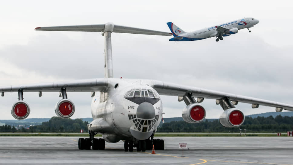 Самолеты Airbus авиакомпании &quot;Уральские авиалинии&quot; и Ил-76 в аэропорту Кольцово