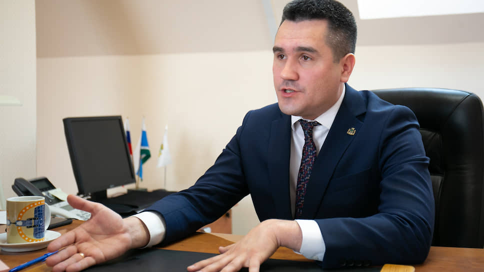Начальник Управления здравоохранения администрации Екатеринбурга Денис Демидов во время интервью в своем рабочем кабинете.
