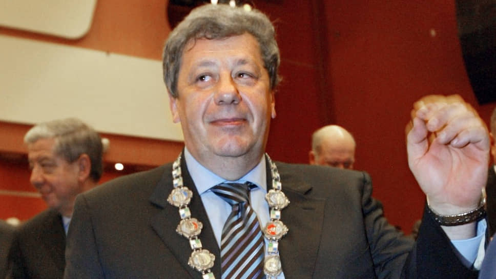 Аркадий Чернецкий возглавлял Екатеринбург с 1992 года по 2010 год. За это время он переизбрался на пост мэра четыре раза (1995, 1999, 2003, 2007). 