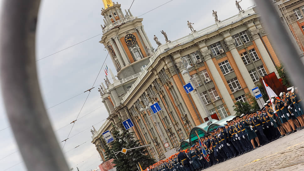 Парад войск екатеринбургского гарнизона на площади 1905 года, посвященный 75-летию Победы в Великой Отечественной войне

