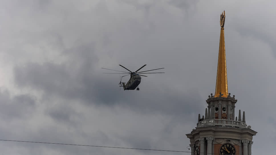 Парад войск екатеринбургского гарнизона на площади 1905 года, посвященный 75-летию Победы в Великой Отечественной войне

