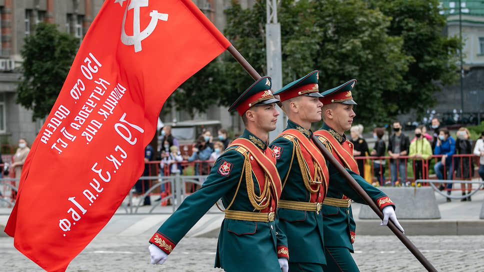 Парад войск екатеринбургского гарнизона на площади 1905 года, посвященный 75-летию Победы в Великой Отечественной войне
