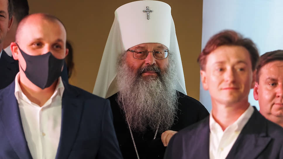 Презентация выставки &quot;Николай Кузнецов. Герои не умирают&quot; в парке &quot;Россия - моя история&quot;. Митрополит Екатеринбургский и Верхотурский Кирилл (в центре), актер Сергей Безруков (справа)


