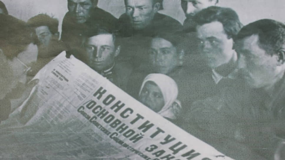 Колхозники колхоза &quot;Макрей-Иал&quot; Мачажского района обсуждают проект новой Конституции, 1936 год