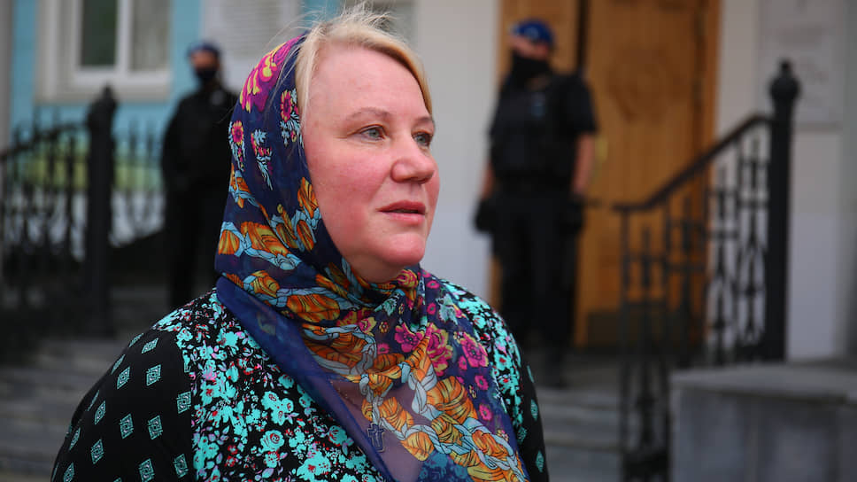 Православная активистка Оксана Иванова вступила в перепалку с защитниками отца Сергия