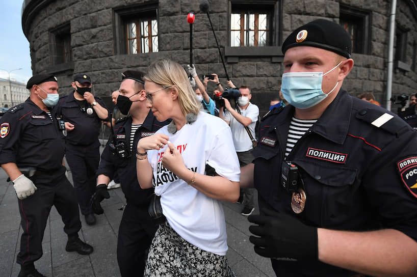 Телеведущая Ксения Собчак во время пикетов