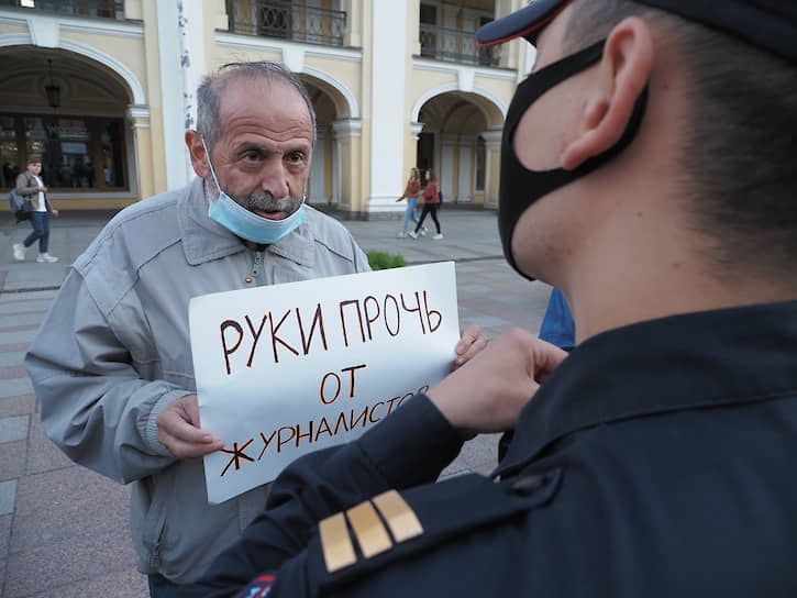 Депутат ЗАКСа Борис Вишневский во время пикета возле Гостиного двора