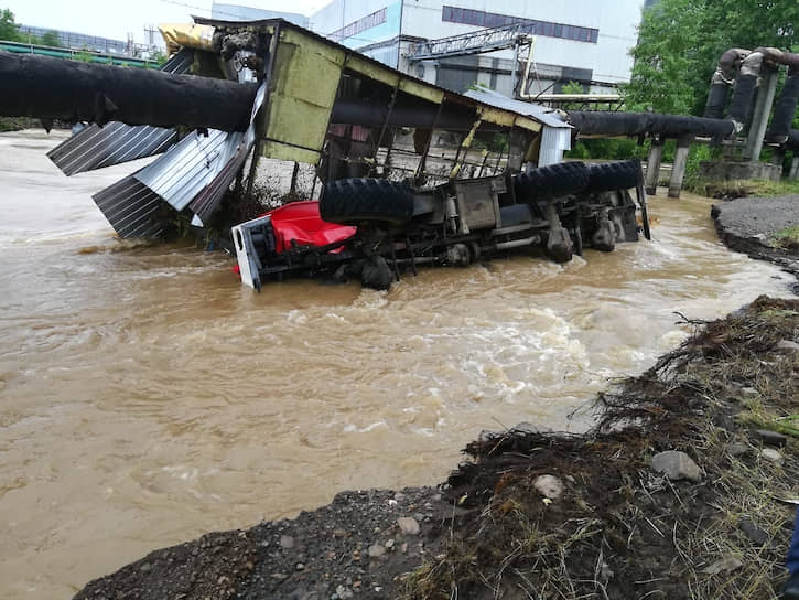 Последствия паводка в городе Нижние Серги (Свердловская область) 