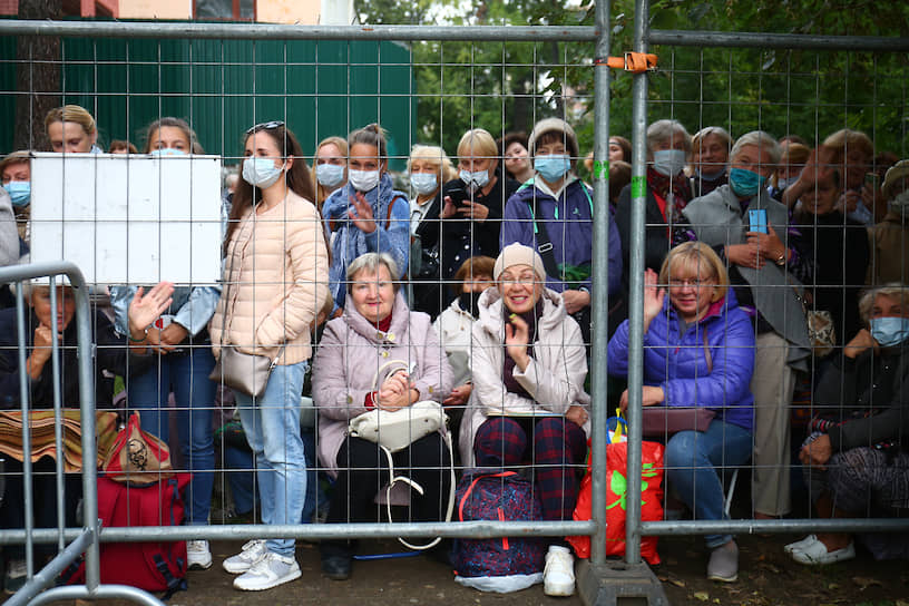 Десятки горожан без билетов слушали концерт за забором 