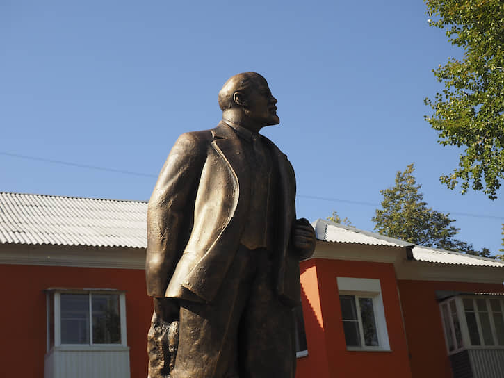 &quot;Умные&quot; остановки стали одной из достопримечательностей Нижней Туры, как памятник Ленину.  