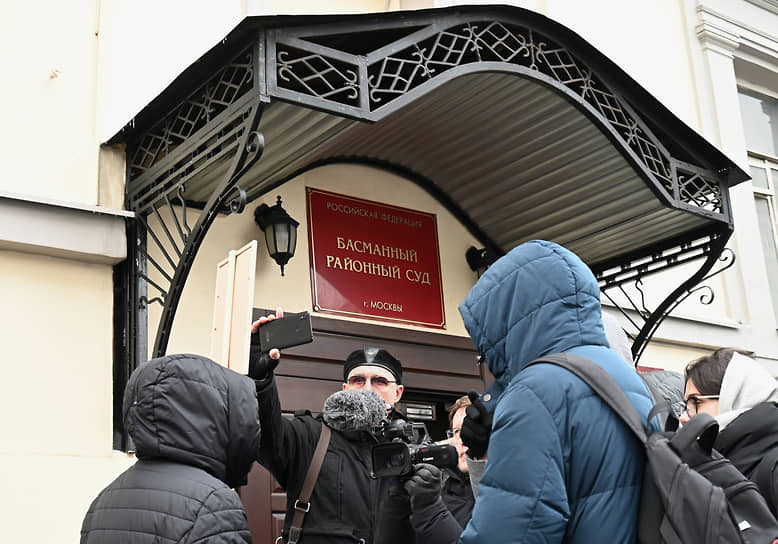 Сторонники бывшего схиигумена Сергия во время пикета у здания суда.
