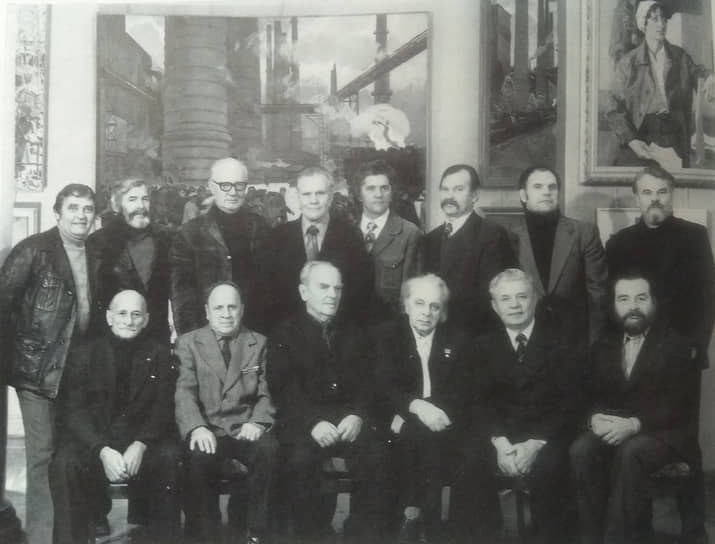 С 1970 года в стране стали появляться творческие бригады художников для работы на крупнейших заводах и стройках страны. Первую бригаду, которая работала на «Уралмаше» возглавил Давид Ионин. Перед художниками стояла цель: увидеть «свой» «Уралмаш», запечатлеть его облик и показать красоту и величие его работников.
Члены творческой группы, работающие на Уралмаше. 1981 год 

