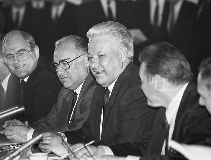 Президент России Борис Ельцин (в центре) и председатель правительства России Виктор Черномырдин (второй слева) во время встречи с канцлером ФРГ Гельмутом Колем, 1995 год

