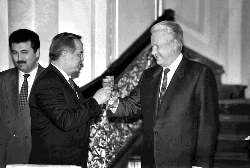 Президент Узбекистана Ислам Каримов (в центре) и президент России Борис Ельцин (справа) во время встречи в Кремле, 1994 год