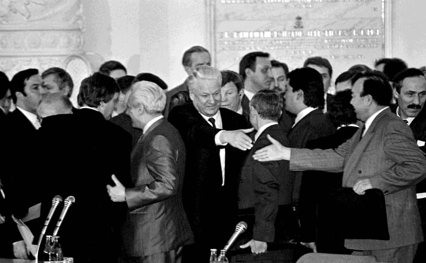 Церемония подписания Договора по общественному согласию. Президент России Борис Ельцин (в центре) во время церемонии.


