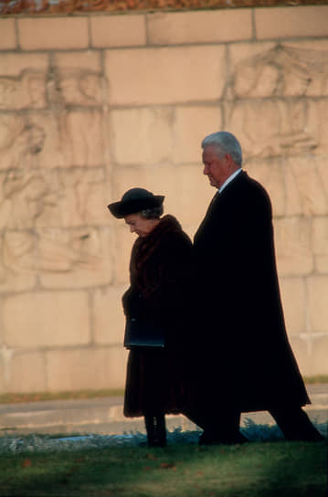 Королева Великобритании Елизавета II (слева) и президент России Борис Ельцин (справа) во время официального визита королевы в Россию. Прогулка по Набережной реки Нева, 1994 год
