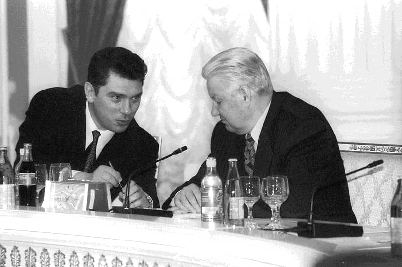 Исполняющий обязанностей вице-премьера России Борис Немцов (слева) и президент России Борис Ельцин (справа) во время проводов стажеров за границу, 1998 год

