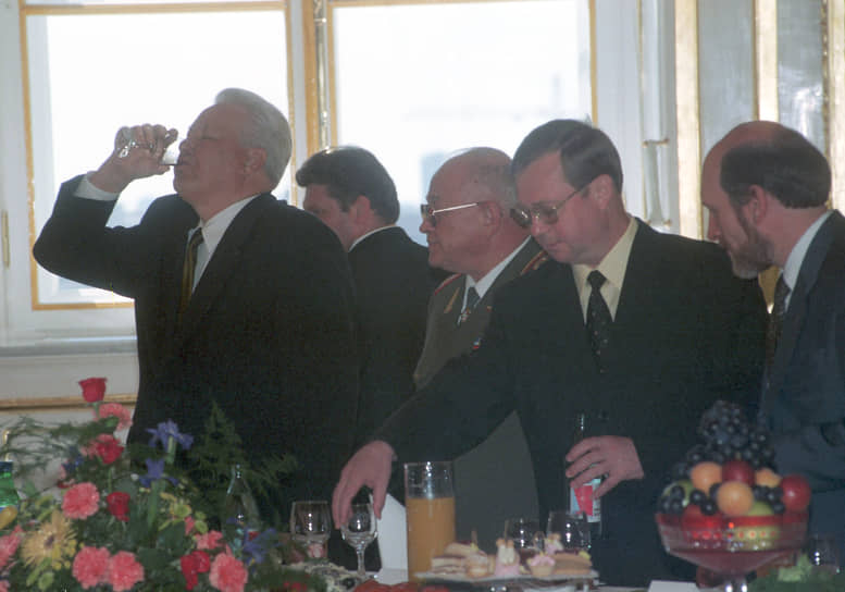 Президент России Борис Ельцин (слева), министр обороны России Игорь Сергеев (второй слева), председатель правительства России Сергей Степашин (второй справа) и глава президентской администрации Александр Волошин (справа) во время приема выпускников военных Академий в Кремле, 1999 год

