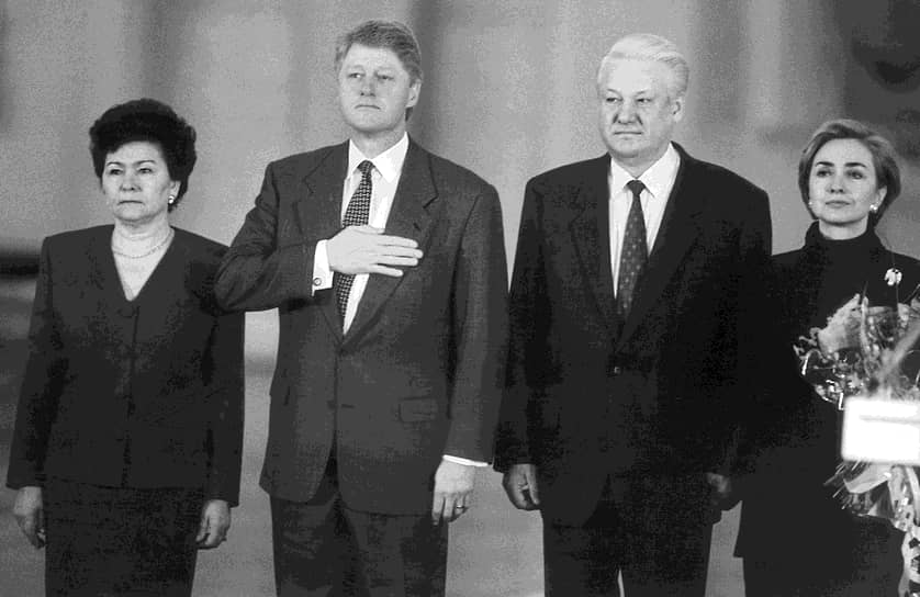 Президент США Билл Клинтон (второй слева), президент России Борис Ельцин (второй справа) и супруги президентов Наина Ельцина (слева) и Хиллари Клинтон (справа).

