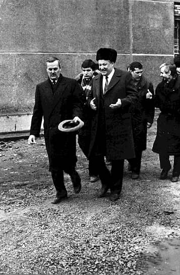 Мэр Санкт-Петербурга Анатолий Собчак (слева) и президент России Борис Ельцин (в центре) во время посещения Кировского завода.
