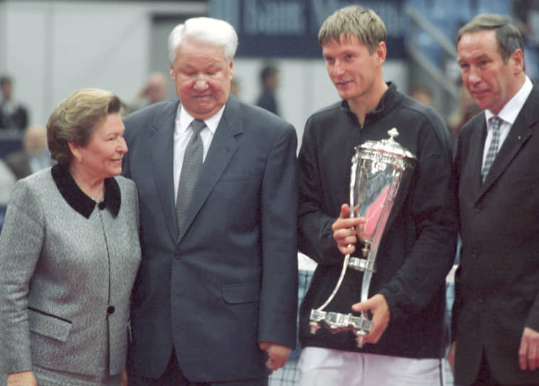 Борис Ельцин (второй слева), его супруга Наина (слева), российский теннисист Евгений Кафельников (в центре) и главный тренер сборной команды России по теннису Шамиль Тарпищев (справа) во время награждения победителя турнира &quot;Кубок Кремля&quot;, 2001 год