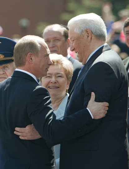 Президент России Владимир Путин (слева) и первый Президент России Борис Ельцин (справа) с супругой Наиной (в центре) на торжественных мероприятиях на Красной площади, посвященных Дню России, 2004 год

