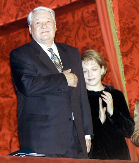 Первый президент России Борис Ельцин и его дочь Татьяна (справа) приветствуют элиту в Большом театре, 2000 год
