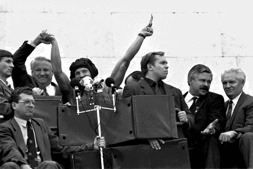 Митинг у Белого дома в августе 1991 года в поддержку передачи государственной власти Борису Ельцину (второй слева),  Александр Руцкой (второй справа)