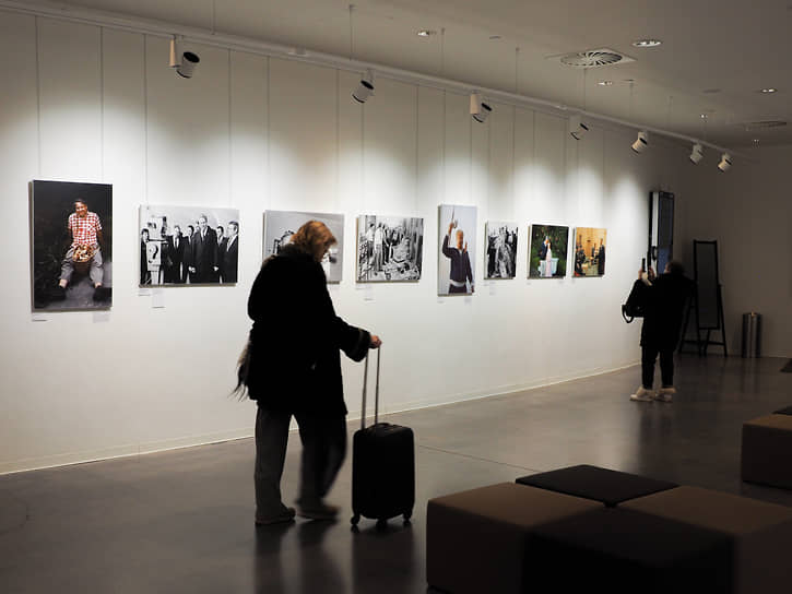 В фойе кино-конференц-зала Ельцин Центра открылась фотовыставка «Борис Ельцин: в галстуке и без», посвященная его повседневной жизни. 