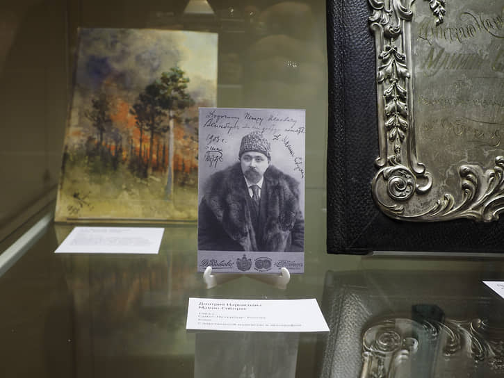  Портрет Мамина-Сибиряка, сзади картина Денисова-Уральского