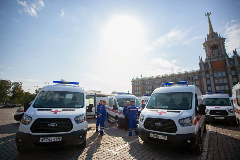 Церемония передачи администрации Екатеринбурга автомобилей скорой помощи прошла на площади 1905 года. Автомобили были закуплены для города Фондом Святой Екатерины 