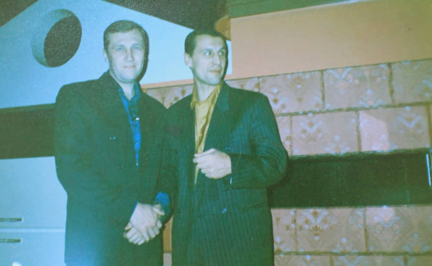 Константин Цыганов (справа) и Олег Вагин (слева) на открытии казино «Катариненбург», 22 декабря 1991 г. Полной уверенности, что Григория Цыганова заказал лидер «центровых» не было, и «уралмашевцы» соблюдали политес

