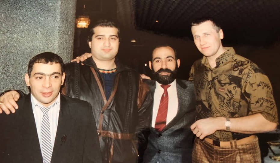 Олег Вагин во время празднования своего 30-летия (ноябрь 1990 года). На фото: Павел Тарланов, Эдуард Казарян, Гарик Оганесян, Олег Вагин
