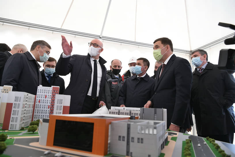 Губернатор Евгений Куйвашев презентовал деревню Универсиады заместителю председателя правительства России Дмитрию Чернышенко 