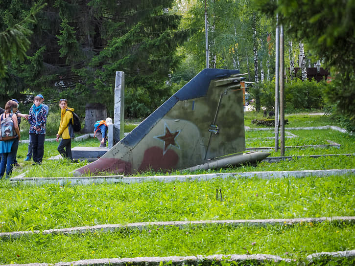 Памятник летчику Сергею Сафронову, сбитому по ошибке 1 мая 1960 года около Дегтярска, когда он преследовал американский самолет-разведчик U-2, который пилотировал Фрэнсис Пауэрс