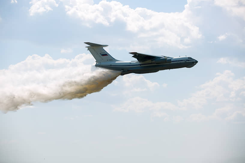 Над трассой пролетел самолет Ил-76, который сбросил на полигон 42 тонны воды. Это необходимо, чтобы снизить запыленность маршрута