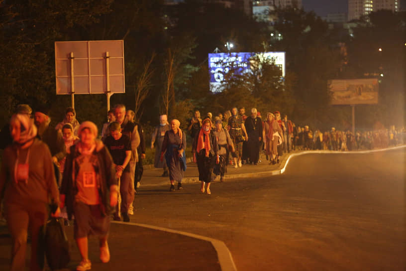 Запрещенный властями крестный ход во время &quot;Царских дней&quot; в Екатеринбурге