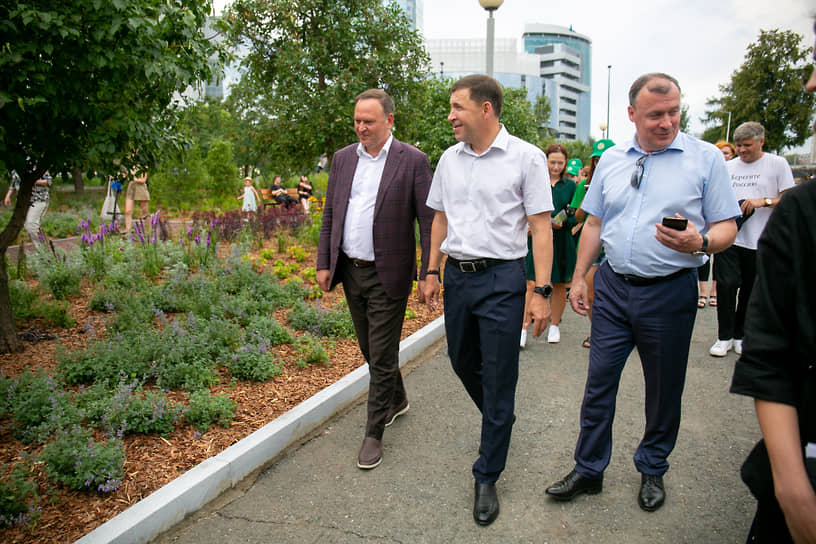 Губернатор Евгений Куйвашев и мэр Алексей Орлов осматривают Сад трав
