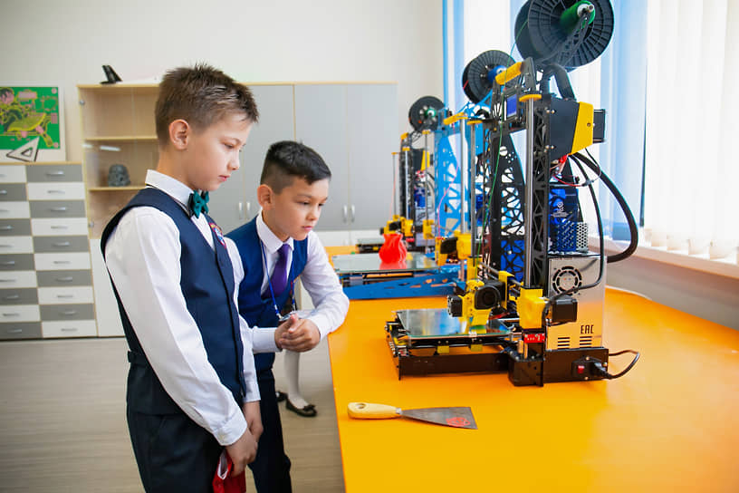 Ученики в классе робототехники в школе №215 Екатеринбурга
