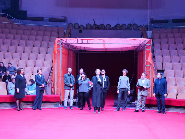 Церемония открытия биеннале в цирке