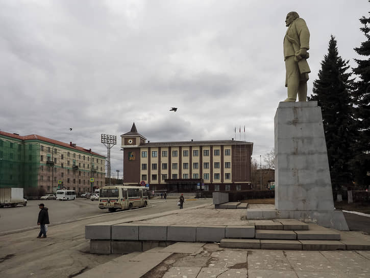 Памятник Ленину в Первоуральске