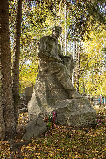 Памятник на могиле Павла Бажова на Ивановском кладбище в Екатеринбурге