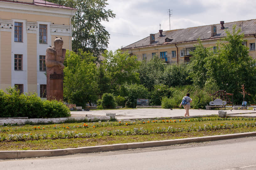 Памятник Бажову в Полевском