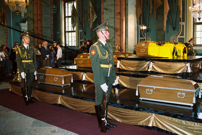 Почётный караул во время прощания с императором Николаем II и его семьей . В 1998 году, спустя 80 лет после расстрела, останки царской четы и трёх великих княжон были захоронены в в Петропавловском соборе.