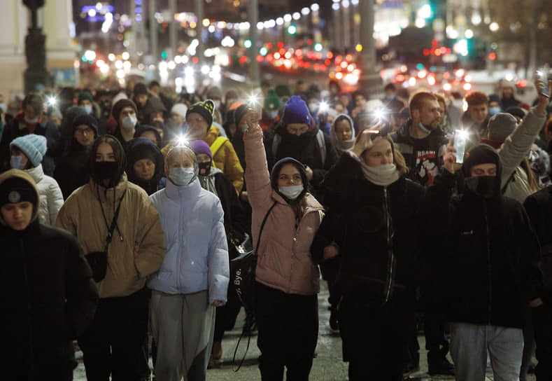 Участники антивоенной акции мирно гуляли по городу с фонариками 